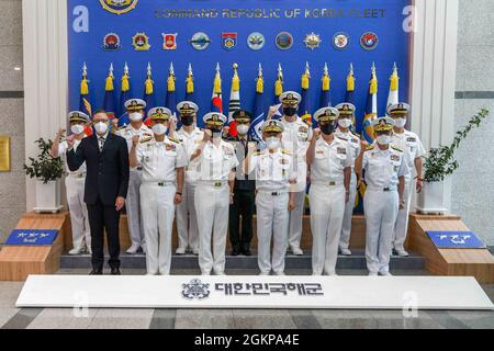 210611-N-ZU710-0026 BUSAN, Repubblica di Corea (11 giugno 2021) ADM. Samuel Paparo, Comandante, U.S. Pacific Fleet, al centro a sinistra, si pone per una foto con la Repubblica di Corea (ROK) Navy Vice ADM. Lee Jong-ho, comandante, flotta di ROK, centro a destra, e alti ufficiali navali di ROK e degli Stati Uniti al comandante, sede centrale della flotta di ROK a Busan, Repubblica di Corea. ADM. La prima visita di Paparo nella Repubblica di Corea, dopo aver assunto il comando di PACFLT, contribuirà a plasmare il futuro dell'alleanza ROK-USA e a promuovere i nostri valori condivisi di democrazia, libertà di navigazione e sicurezza marittima. Foto Stock