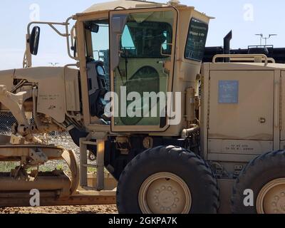 La 357th Engineer Company, 412th Theatre Engineer Command, fornisce miglioramenti stradali per Fort McCoy, Wis., durante il WAREX 86-21-02 ospitato dalla 86th Training Division, giugno 5-19 a Fort McCoy, Wis. Engineers ha lavorato in Fort McCoy per migliorare l'esercizio, così come i residenti di Fort McCoy e la comunità circostante. Foto Stock