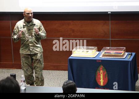 Il Gen. Alberto Rosende, comandante, 63° Divisione preparazione parla durante l'evento inaugurale dell'unità, il 11 giugno 2021, alla Sgt. James Witkowski Armed Forces Reserve Center a Mountain View, California 63. Soldati e civili hanno riconosciuto il patrimonio e la storia della loro unità con una gestione di unità e una cerimonia formale che includeva la musica eseguita dalla 63.a Army Band della RD. Foto Stock