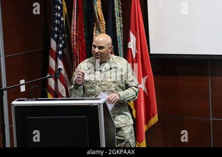 Il Gen. Alberto Rosende, comandante, 63° Divisione preparazione parla durante l'evento inaugurale dell'unità, il 11 giugno 2021, alla Sgt. James Witkowski Armed Forces Reserve Center a Mountain View, California 63. Soldati e civili hanno riconosciuto il patrimonio e la storia della loro unità con una gestione di unità e una cerimonia formale che includeva la musica eseguita dalla 63.a Army Band della RD. Foto Stock