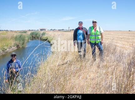 Karen Gallardo Cruz, a sinistra, Dr. Lyndsay Rankin, centro, entrambi biologi della fauna selvatica della Colorado state University e Leslie Peña, 60th Civil Engineer Squadron Natural Resource Program manager, ispezionare Union Creek per la diversità della fauna selvatica 11 giugno 2021, presso la base dell'aeronautica di Travis, California. Il NRP di Travis AFB è responsabile di indagini, analisi e documentazione su specie minacciate e in pericolo, zone umide, risorse forestali e altri studi sul campo. Foto Stock