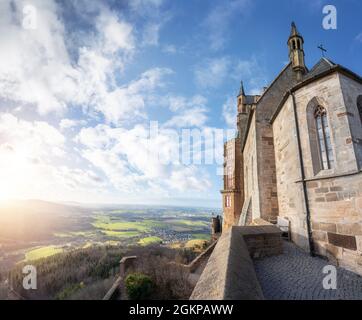 Castello di Hohenzollern e veduta aerea della valle - Baden-Wurttemberg, Germania Foto Stock