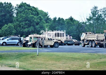 I membri del servizio svolgono attività di formazione nell'area del cantonment 11 giugno 2021, a Fort McCoy, Wis., nell'ambito delle attività di formazione post-post. Migliaia di membri militari si sono allenati a Fort McCoy nel 2021 per eventi di fine settimana, combattimenti prolungati, esercizi e formazione istituzionale. Il motto di Fort McCoy è quello di essere il “Centro di addestramento della forza totale”. Foto Stock