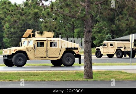 I membri del servizio svolgono attività di formazione nell'area del cantonment 11 giugno 2021, a Fort McCoy, Wis., nell'ambito delle attività di formazione post-post. Migliaia di membri militari si sono allenati a Fort McCoy nel 2021 per eventi di fine settimana, combattimenti prolungati, esercizi e formazione istituzionale. Il motto di Fort McCoy è quello di essere il “Centro di addestramento della forza totale”. Foto Stock