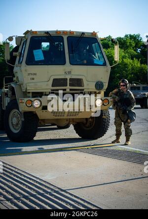 I soldati della riserva dell'esercito conducono l'addestramento di sicurezza del convoglio come parte dell'esercitazione di WAREX 86-21-02 tenuta a Fort McCoy WI facilitato dalla 86th Divisione di addestramento. L'addestramento alla sicurezza dei convogli è un componente necessario per far progredire i soldati nella capacità di manovrare, comunicare e sopravvivere agli attacchi nemici durante le operazioni dei convogli; l'addestramento alla sicurezza dei convogli simula la gravità degli attacchi, dalle armi leggere agli attacchi chimici. WAREX è un evento di formazione annuale che integra sia il supporto di combattimento che le risorse di supporto di servizio di combattimento per addestrare i soldati della riserva dell'esercito degli Stati Uniti. L'esercizio facilita l'opportunità Foto Stock