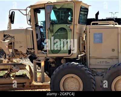 I soldati con la 357th Engineer Company, 412th Theatre Engineer Command, forniscono miglioramenti stradali il 11 giugno 2021, a Fort McCoy, Wis., durante l'esercizio del Guerriero 86-21-02. L'esercitazione è stata ospitata dalla 86th Training Division dal giugno 5-19 a Fort McCoy. Gli ingegneri hanno lavorato in Fort McCoy per apportare miglioramenti attraverso i progetti Troop. Foto Stock