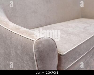 Bracciolo su un morbido divano di colore rosa frassino chiaro. Piacevole, tranquillo e confortevole. Foto Stock