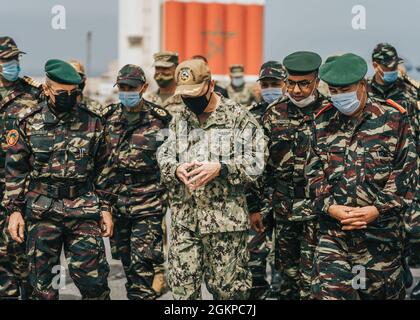 Il Capitano Michael Concannon, comandante dell'equipaggio d'oro della USS Hershel 'Woody' Williams, prende il Gen. Andrew Rohling, Comandante, Task Force dell'Esercito degli Stati Uniti dell'Europa meridionale, Africa, Gen. De Brigade Ahmed Bousserbat, zona meridionale J3, E altri leader chiave degli Stati Uniti e del Marocco forze armate in un tour del HWW durante esercizio Leone africano al porto commerciale di Agadir ad Agadir, Marocco, 11 giugno 2021. African Lion 2021 è il più grande, Premier, comune, esercizio annuale del comando dell'Africa degli Stati Uniti ospitato da Marocco, Tunisia e Senegal, 7-18 giugno. Più di 7,000 partecipanti provenienti da nove nazioni Foto Stock