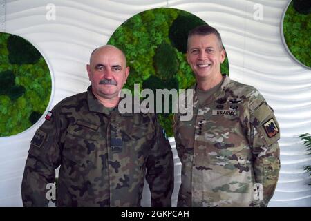 Daniel Hokanson, capo della Guardia Nazionale, con comandante generale dei rami delle forze Armate polacche, Gen. Jaroslaw Mika, durante la visita di Hokanson alle truppe della Guardia Nazionale, Podidz, Polonia, 12 giugno 2021. Foto Stock