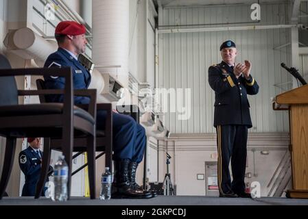 Briga. Gen. Hal Lamberton (a destra), applauds Master Sgt. Daniel Keller (a sinistra), un controller di combattimento nel 123mo Squadrone delle tattiche speciali, durante una cerimonia di premiazione della Medaglia di Airman alla base della Guardia Nazionale aerea del Kentucky a Louisville, Ky., 12 giugno 2021. Keller si è aggiudicato il premio per l'eroismo in riconoscimento delle sue azioni per salvare la vita umana in seguito a un incidente stradale nei pressi di Louisville nel 2018. Foto Stock