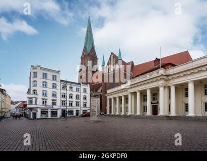 Schwerin Marktplatz e Cattedrale - Schwerin, Germania Foto Stock