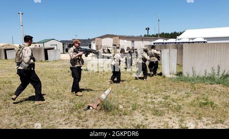 I soldati della Riserva dell'esercito degli Stati Uniti difendono la libertà dell'area dell'Assemblea tattica dai giocatori di ruolo nemici durante il WAREX 86-21-02 ospitato dalla 86th Training Division, giugno 5-19 a Fort McCoy, Wis. Foto Stock