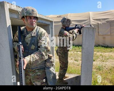 I soldati della Riserva dell'esercito degli Stati Uniti difendono la libertà dell'area dell'Assemblea tattica dai giocatori di ruolo nemici durante il WAREX 86-21-02 ospitato dalla 86th Training Division, giugno 5-19 a Fort McCoy, Wis. Foto Stock