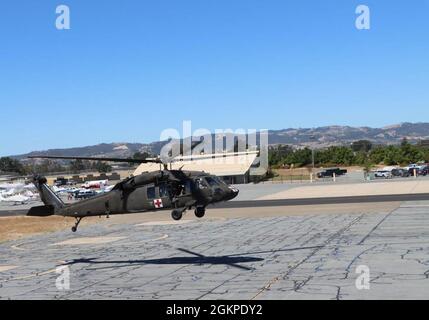 Due falchi neri di Paso Robles, Calif., decolgono a Fort Hunter Liggett, Calif., portando vari datori di lavoro nominati da personale di riserva e guardia come parte del programma di sollevamento Boss, 12 giugno 2021. I datori di lavoro del personale di riserva e di guardia sono assunti su aeromobili per vedere come i soldati si addestrano in un ambiente di campo, mentre parte delle esercitazioni di addestramento di sostegno di combattimento usate per affinare le loro abilità di combattimento di preparazione. Foto Stock