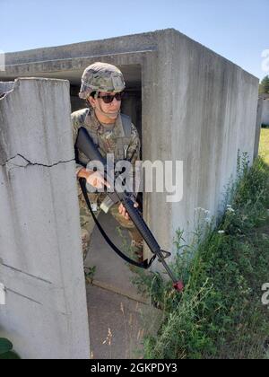 I soldati della Riserva dell'esercito degli Stati Uniti difendono la libertà dell'area dell'Assemblea tattica dai giocatori di ruolo nemici durante il WAREX 86-21-02 ospitato dalla 86th Training Division, giugno 5-19 a Fort McCoy, Wis. Foto Stock