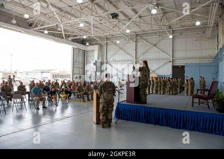 Cristine Munch, Comandante 111esimo Mission Support Group parla alla 111esima cerimonia di riattivazione dello Squadrone dell'Ingegnere civile alla 111esima Ala di attacco, base della Guardia Nazionale dell'aria di Biddle, 12 giugno 2021. Il 111esimo ingegnere civile Squadron si riattivava dopo un periodo di 13 anni. Foto Stock