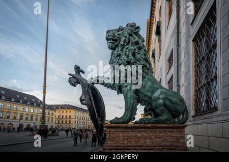 Statua del Leone di fronte all'Alte residenz a Odeonsplatz - Monaco, Baviera, Germania Foto Stock