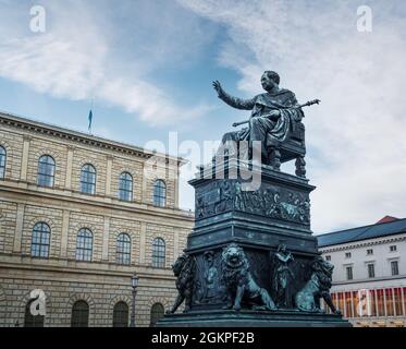 Statua di Re Massimiliano Giuseppe a Max-Joseph-Platz - Monaco, Baviera, Germania Foto Stock