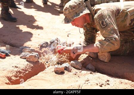 PFC dell'esercito degli Stati Uniti. Logan maggio assegnato al 503esimo reggimento di fanteria paracadutaria, 2° battaglione, 173esimo Brigata Airborne impara come fare un fuoco da una batteria di auto durante African Lion 2021, 13 giugno 2021. African Lion 2021 è il più grande, Premier, comune, esercizio annuale del comando dell'Africa degli Stati Uniti ospitato da Marocco, Tunisia e Senegal, 7-18 giugno. Più di 7,000 partecipanti provenienti da nove nazioni e dalla NATO si allenano insieme con un focus sul rafforzamento della disponibilità per le forze degli Stati Uniti e delle nazioni partner. African Lion 21 è un esercizio multinazionale, multicomponente e multinazionale, che impiega una serie completa di missioni capabil Foto Stock