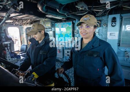 MAR BALTICO (13 giugno 2021) Seaman Anahi Herrera, da Kellyville, OKLAH., Right, e il compagno di Boatswain Seaman Pablo Garciamedina, da Newark, N.J., uomo timone del cacciatorpediniere missilistico guidato di classe Arleigh Burke USS Roosevelt (DDG 80) durante il BALTOPS 50, 13 giugno 2021. Il cinquantesimo BALTOPS rappresenta un impegno continuo e costante per rafforzare l'interoperabilità nell'Alleanza e garantire la sicurezza marittima collettiva nel Mar Baltico. Foto Stock