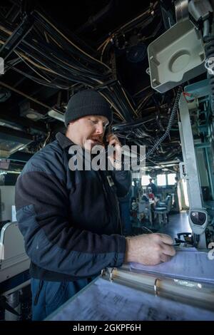 MAR BALTICO (13 giugno 2021) Boatswain’s Mate 2nd Class Brian Wilson, di Rancho Cordova, California, parla al telefono sul ponte del cacciatorpediniere missilistico guidato di classe Arleigh Burke USS Roosevelt (DDG 80) durante il BALTOPS 50, 13 giugno 2021. Il cinquantesimo BALTOPS rappresenta un impegno continuo e costante per rafforzare l'interoperabilità nell'Alleanza e garantire la sicurezza marittima collettiva nel Mar Baltico. Foto Stock