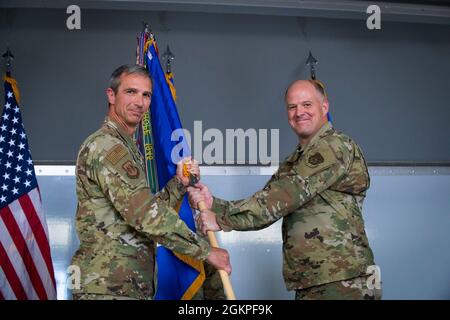 Il Gen. Bryan Radliff, decimo comandante dell'aeronautica militare, passa la 926a Wing guidon al Colon. Sean Rassas, il comandante della 926a Wing in arrivo durante una cerimonia di cambio comando, il 13 giugno 2021, presso la base dell'aeronautica militare di Nellis, Not. Rassis era stato precedentemente assegnato alla 944a ala del Fighter che serviva come vice comandante. Foto Stock