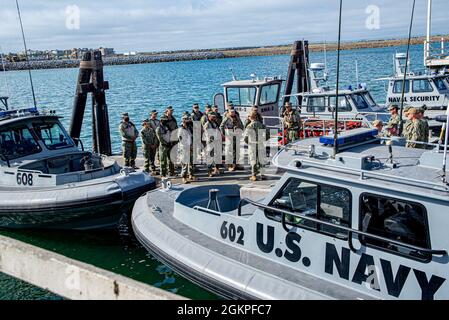 210613-N-NT795-308 SEAL BEACH, California (13 giugno 2021) Capo della Marina Reserve Vice ADM. John B. Mustin, parla con i marinai assegnati al Maritime Expeditionary Security Squadron (MSRON) 11, durante un breve pre-in corso a bordo della base di armi Navali Seal Beach, 13 giugno 2021. La forza di sicurezza marittima (MEF) opera in porti, fiumi, baie, attraverso i litorali e la riva. La missione principale del FSE è quella di condurre operazioni di sicurezza marittima in tutte le fasi delle operazioni militari difendendo beni di alto valore, infrastrutture marittime critiche, porti e porti sia interni che esterni Foto Stock