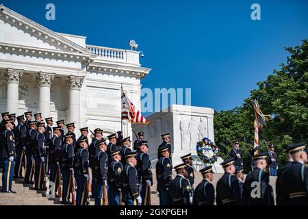 I soldati e una squadra di colori del reggimento di fanteria statunitense 3d (la vecchia Guardia) sostengono una cerimonia di premiazione dell'esercito alla Tomba del Milite Ignoto in onore del 246° compleanno dell'esercito statunitense presso il cimitero nazionale di Arlington, Arlington, Virginia, 14 giugno 2021. Foto Stock