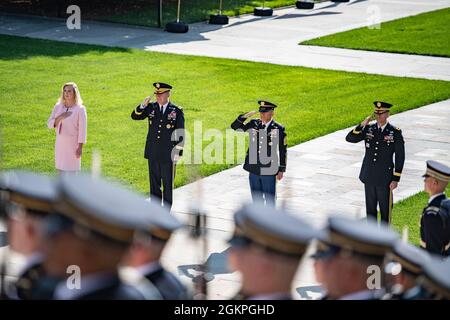 Segretario dell'Esercito Christine Wormuth (sinistra), Capo di Stato maggiore dell'Esercito James McConville (seconda a sinistra), Sergente maggiore dell'Esercito Michael Grinston (seconda a destra), E il Gen. Allan M. Pepin (a destra), comandante generale, quartier generale delle forze congiunte – National Capital Region / Military District of Washington, rende onore durante una cerimonia di cordoglio dell'esercito alla tomba del Milite Ignoto al Cimitero Nazionale di Arlington, Arlington, Virginia, 14 giugno 2021. La corona è stata posta in onore del 246° compleanno dell'Esercito degli Stati Uniti. Foto Stock