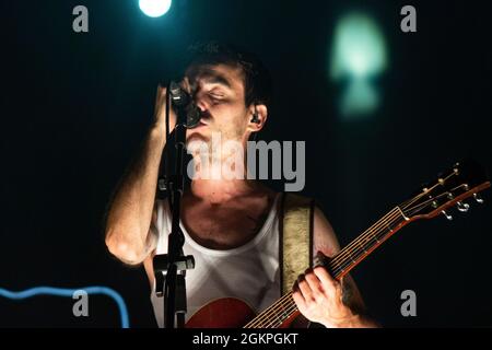 BARCELLONA, ESPAÑA – 5 SETTEMBRE. David Ruiz de la Maravillosa Orquesta del Alcohol (la M.O.D.A.) en concierto en el Parc del Fòrum Foto Stock