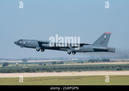 Una B-52H Stratofortress, assegnata alla 2a Bomb Wing, Barksdale Air Force base, Louisiana, decolla dalla Morón Air base, Spagna, 14 giugno 2021, a sostegno delle operazioni della Bomber Task Force. Gli aerei bomber dell'aeronautica statunitense operano regolarmente in tutto il mondo e sono flessibili e agili per rispondere ai cambiamenti dell'ambiente operativo. Foto Stock