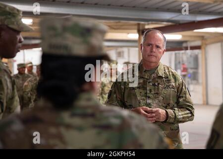 Il generale maggiore José Reyes, la Guardia Nazionale di Porto Rico, conduce una revisione post-azione con i soldati durante la sua visita al National Training Center di Fort Irwin, California, 14 giugno 2021. Reyes ha visitato i soldati del 191° RSG, sostenendo la 155° Armored Brigade Combat Team, la Guardia Nazionale dell'Esercito del Mississippi, durante la loro rotazione di addestramento al NTC. Foto Stock