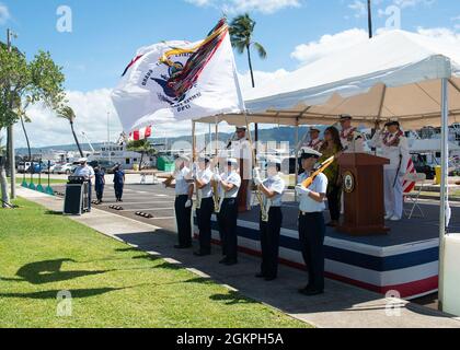 L'equipaggio della Cutter della Guardia Costiera Kimball tiene una cerimonia di cambio di comando alla base della Guardia Costiera Honolulu, 14 giugno 2021. Durante la cerimonia il Capitano Thomas D’Arcy ha sollevato il Capitano Holly Harrison mentre il retro ADM. Peter Gautier ha presieduto. Foto Stock