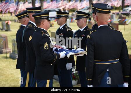 I membri della Guardia Nazionale d'onore dell'Iowa hanno piegato una bandiera degli Stati Uniti al funerale dell'esercito degli Stati Uniti CPL. Eldert J. Beek di Sibley, Iowa, durante la sua cerimonia al cimitero Evergreen di George, Iowa, il 14 giugno 2021. Beek fu ucciso in azione il 1° dicembre 1950 durante la guerra di Corea. I suoi resti non furono recuperati fino al 2018, poi identificati positivamente nel 2020. I servizi funerari per Beek si sono svolti il giorno della bandiera 14 giugno 2021 a George, Iowa 70 anni dopo la sua morte. Foto della Guardia Nazionale degli Stati Uniti Senior Master Sgt. Vincent De Groot Foto Stock