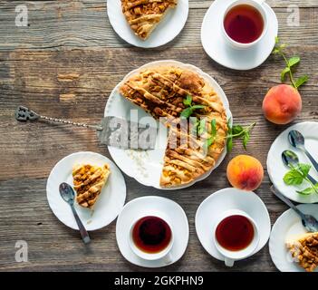 Tè con torta di pesche Foto Stock