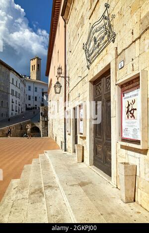 Spoleto Umbria Italia. Piazza del Duomo, il teatro Caio Melisso e la Chiesa di Sant'Eufemia Foto Stock