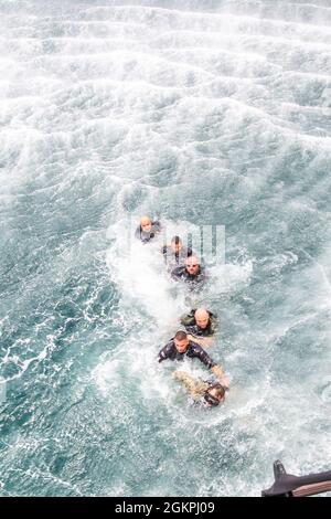 I poliziotti del Costa Rica con le forze di polizia del Costa Rica nuotano ad una scala di speleologia su un elicottero UH-60L Blackhawk assegnato al 1° Battaglione, al 228esimo Regiment dell'Aviazione, alla Joint Task Force-Bravo, alla base aerea di Soto Cano, Honduras, mentre conducono operazioni di helocast e addestramento della scala di speleologia con l'esercito degli Stati Uniti in Liberia, Costa Rica, Giugno 14, 2021. Le forze speciali e la polizia nazionale del Costa Rica hanno condotto operazioni di Helocast e addestramento della scala di speleologia supportati dalle capacità di aviazione 1-228th. Foto Stock