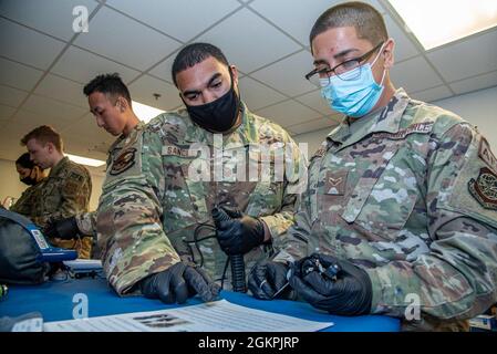 Tecnologia. SGT. Brian Sanchez, a sinistra, e Airman 1a classe Isaiah Pozos, entrambi 436th Operations Support Squadron equipaggi di volo specialisti, capacità di test delle 358 Quick Don Demist ossigeno maschere alla base aerea dover Air Force base, Delaware, 14 giugno 2021. Le maschere modificate di recente sono state testate rispetto alle maschere legacy per identificare e segnalare eventuali carenze relative a problemi di appannamento precedentemente identificati al comando Air Mobility. Foto Stock