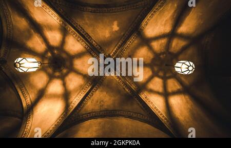 luce dalla lampada e dalle ombre nel misterioso corridoio Foto Stock