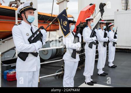 210614-N-NS063-1047 YOKOSUKA, Giappone (14 giugno 2021) - il comandante di una nave da guerra francese saluta i membri del suo equipaggio con Phillipe Setton, ambasciatore francese a durante un tour della nave a Commander, Fleet Activities Yokosuka (CFAY). La nave navale francese visitava la CFAY sotto l'accordo sullo status delle forze delle Nazioni Unite-Governo del Giappone, per condurre addestramento e collegamento con il Command Rear delle Nazioni Unite Foto Stock