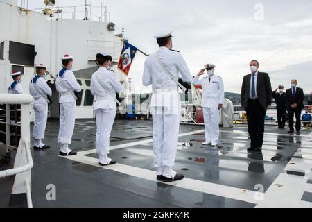 210614-N-NS063-1042 YOKOSUKA, Giappone (14 giugno 2021) - Phillipe Setton, ambasciatore francese in Giappone (terzo da destra) visita una nave da guerra francese, durante la visita della nave al comandante, Fleet Activities Yokosuka (CFAY). La nave navale francese visitava la CFAY sotto l'accordo sullo status delle forze delle Nazioni Unite-Governo del Giappone, per condurre addestramento e collegamento con il Command Rear delle Nazioni Unite Foto Stock