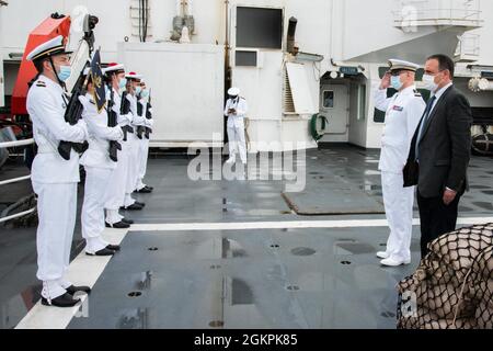 210614-N-NS063-1045 YOKOSUKA, Giappone (14 giugno 2021) - Phillipe Setton, ambasciatore francese in Giappone (destra) visita una nave da guerra francese, durante la visita della nave al comandante, Fleet Activities Yokosuka (CFAY). La nave navale francese visitava la CFAY sotto l'accordo sullo status delle forze delle Nazioni Unite-Governo del Giappone, per condurre addestramento e collegamento con il Command Rear delle Nazioni Unite Foto Stock