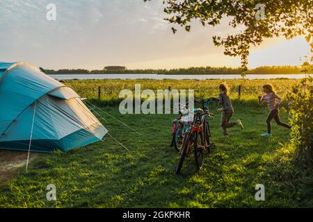 Bambini che giocano nel campeggio Foto Stock