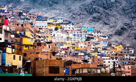 Edifici di slum a Lima, Perù Foto Stock