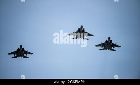 Le aquile dell'aeronautica degli Stati Uniti F-15C assegnate al 493rd Squadron del combattente conducono una formazione dell'uomo mancante durante un volo commemorativo a Lakenheath dell'aeronautica reale, Inghilterra, 15 giugno 2021. Il volo è stato condotto per commemorare il primo anniversario del 4 mishap scelto dove il 1° Lt. Kenneth 'Kage' Allen, un pilota da combattente F-15 con il 493° Fighter Squadron, è stato ucciso dopo che il suo aereo si è schiantato nel mare del nord. Foto Stock