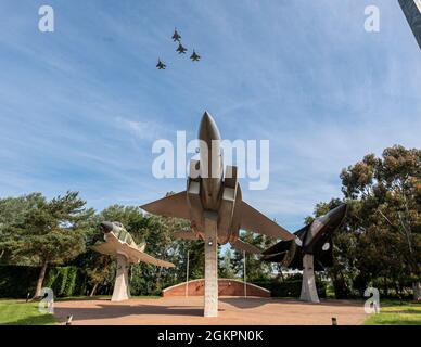 Le aquile dell'aeronautica degli Stati Uniti F-15C assegnate al 493rd Squadron del combattente conducono una formazione dell'uomo mancante durante un volo commemorativo a Lakenheath dell'aeronautica reale, Inghilterra, 15 giugno 2021. Il volo è stato condotto per commemorare il primo anniversario del 4 mishap scelto dove il 1° Lt. Kenneth 'Kage' Allen, un pilota da combattente F-15 con il 493° Fighter Squadron, è stato ucciso dopo che il suo aereo si è schiantato nel mare del nord. Foto Stock