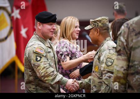 CAMP HUMPHREYS, Repubblica di Corea - il col. Michael F. Tremblay, il comandante uscente della guarnigione per gli Humphreys dell'esercito degli Stati Uniti, scuote le mani con il comando Sgt. P. Walter A. Tagalicud, consigliere senior dell'Ottava Esercito, dopo la sua cerimonia di cambio comando qui, il 15 giugno. Durante la cerimonia, Tremblay ha formalmente ceduto il comando della guarnigione al Colon Seth C. Graves, segnando la fine dei due anni di leadership di Tremblay a Humphreys. Foto Stock