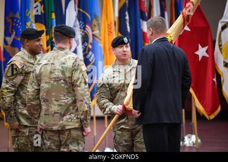 CAMP HUMPHREYS, Repubblica di Corea - col. Michael F. Tremblay, il comandante uscente della guarnigione per gli Stati Uniti d'Army Garrison Humphreys, passa la guidon a MR. Craig Deatrick, il direttore del comando di Gestione dell'installazione-Pacifico, significando formalmente la fine del suo comando qui, 15 giugno, durante una cerimonia di cambio di comando. La dedizione e la leadership di Tremblay hanno aiutato Humphreys a dirigere attraverso la pandemia COVID-19, incorporando messaggi, la costruzione di comunità e la creazione di strutture mediche efficaci per mitigare gli effetti negativi della pandemia. Foto Stock