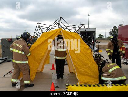 STAZIONE NAVALE ROTA, Spagna (15 giugno 2021) Vigili del fuoco collegati alla stazione navale (NAVSTA) Rota Fire and Emergency Services Department ha istituito una stazione di decontaminazione per un trapano chimico, biologico, radioattivo, nucleare ed esplosivo ad alto rendimento su NAVSTA Rota, Spagna, 15 giugno 2021. NAVSTA Rota sostiene la flotta, abilita il combattente e sostiene la famiglia conducendo operazioni aeree, operazioni portuali, garantendo sicurezza e sicurezza, assicurando qualità della vita e fornendo i servizi essenziali di energia, acqua, carburante e tecnologia informatica. Foto Stock