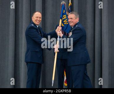 Todd Caskey, a destra, comandante uscente della seconda Communications Squadron, cede la guidon al comandante del Colon Randy Whitecotton, a sinistra, secondo gruppo di supporto alla Missione, durante una cerimonia di cambio comando alla base dell'Aeronautica militare di Barksdale, Louisiana, 15 giugno 2021. Il passaggio di guidon di uno squadrone simboleggia un trasferimento di comando. Foto Stock